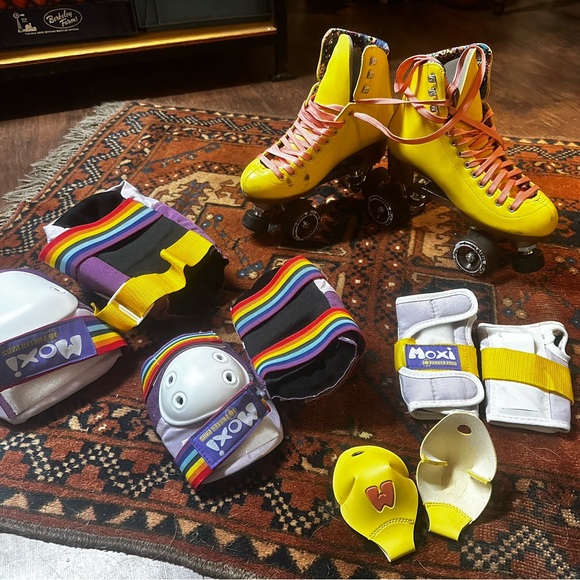 Moxie Other - Moxie size 8 Beach Bunny Yellow Roller Skates with Accessories